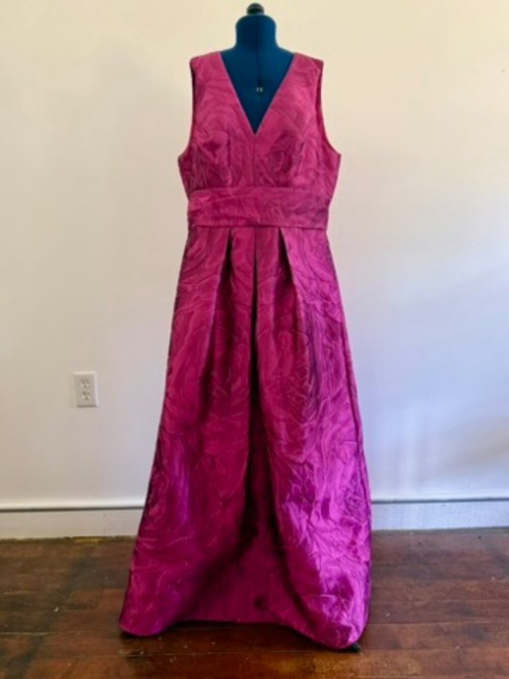 Kay Unger New York Mariah Gown in Sangria. Size 12.